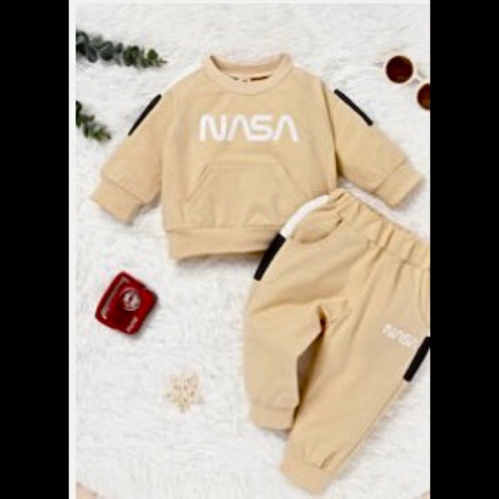 Baby Letter (NASA) Graphic
Sleeve Contrast Side Seam
Sweatshirt & Sweatpants